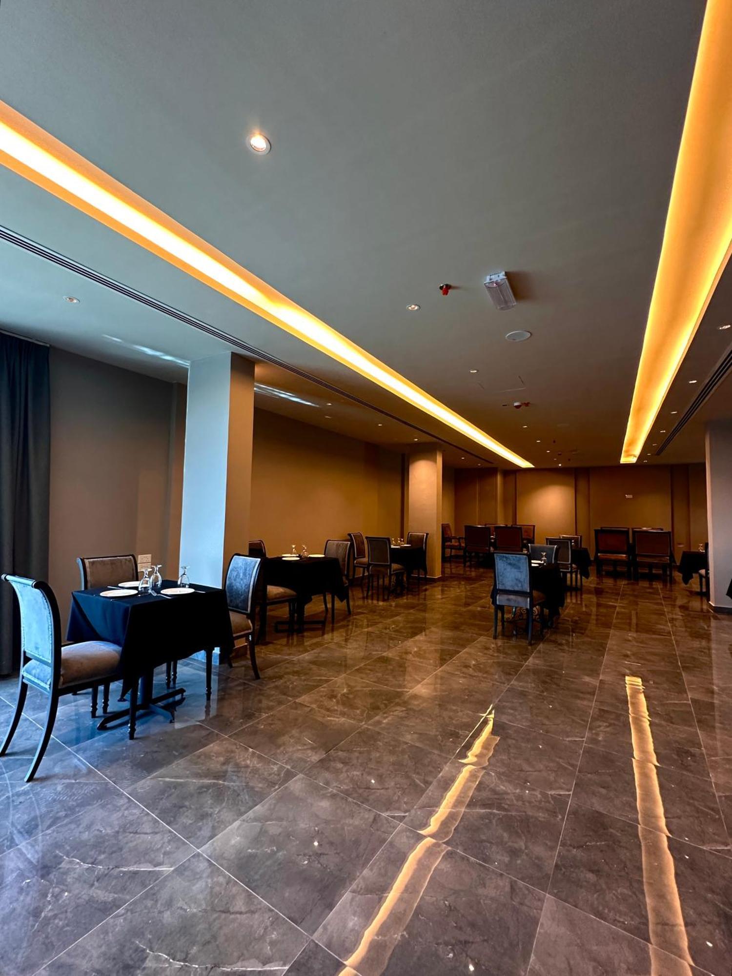 Mirador Hotel Manama Exteriör bild